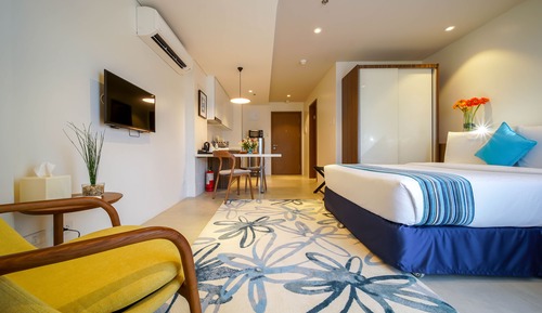 Deluxe Studio, 1 Queen Bed (guests age 18-59)