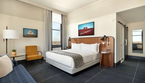 Room, 1 King Bed (Concourse, Roll-in Shower)