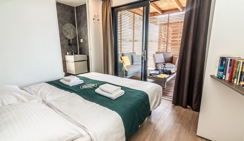 Luxury Mobile Home, 2 Bedrooms, Pool Access, Sea View (EVO Green)