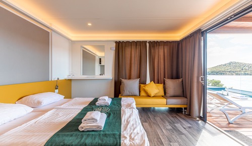 Luxury Studio Suite, Pool Access, Sea View (MBK)