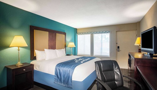 Room, 1 King Bed, Accessible, Non Smoking (Mobility)