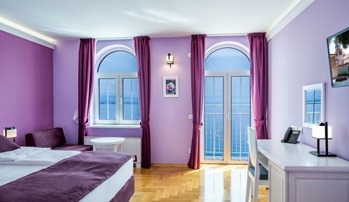 Deluxe Double Room (204)