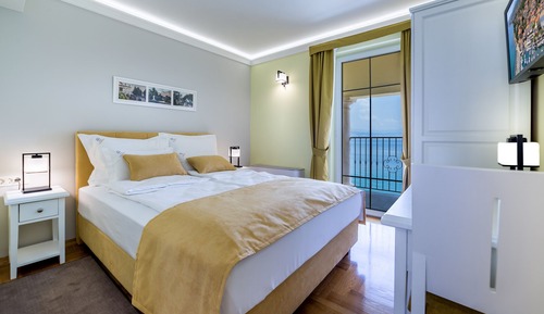Superior Double Room (208)