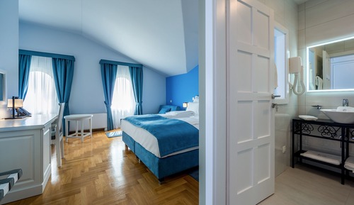 Deluxe Double Room (305)