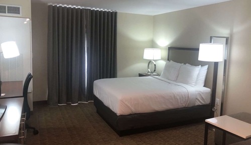 Suite, 1 Queen Bed, Accessible, Non Smoking (Mobility/Hearing, Roll-In Shower)