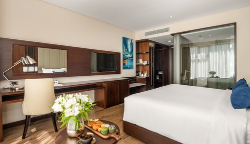 Premier Deluxe King with Partial Sea View