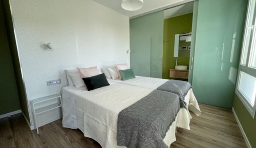 Room Four Double Standard Twin Bed