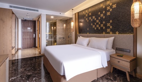 Signature Sea View King Bed