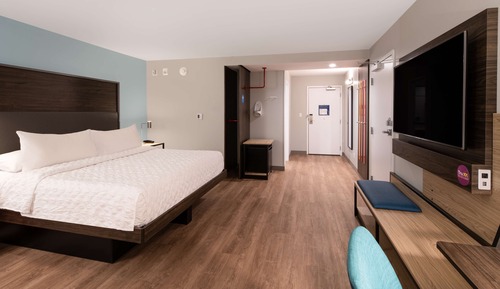 Room, 1 King Bed, Accessible (Roll-In Shower)
