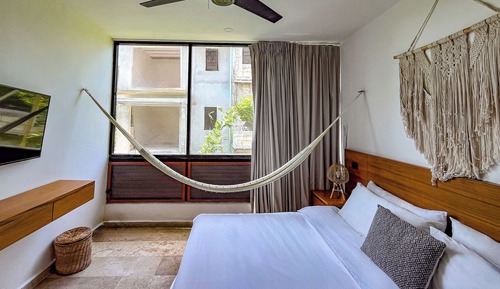 Luxury Apartment (Penthouse 3 Bedroom Apartment w/ Private Rooftop Pool)
