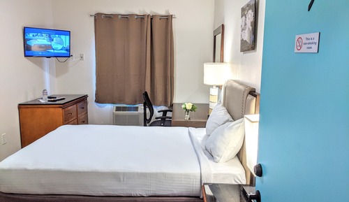 Standard Room, 1 Double Bed, Non Smoking, Shared Bathroom (9)