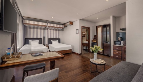 Deluxe Twin Studio with City View and Kitchen