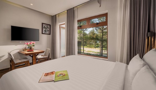 Superior King Room with Ocean View and Balcony (Complimentary One-time Minibar)