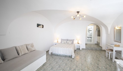 Traditional Studio (Caldera View)