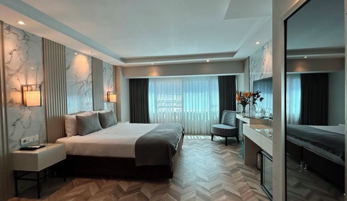 Deluxe Room, 1 Queen Bed, Non Smoking, City View