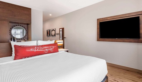 Room, 1 King Bed, Accessible, Non Smoking (Accessible Tub)
