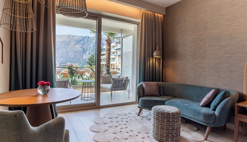 Deluxe Room, 1 King Bed, Pool View