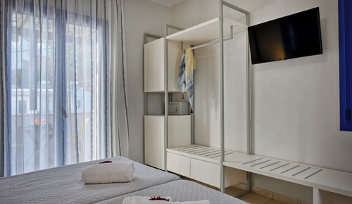 Deluxe Double / Twin Room with Side Sea View