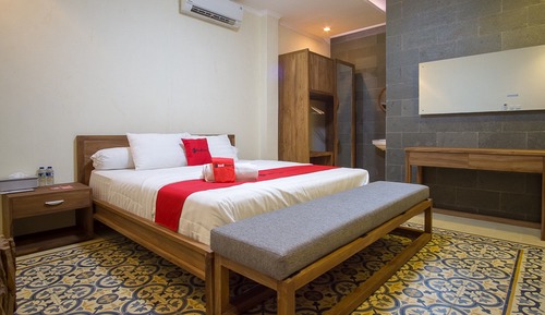 Double Room (RedDoorz)