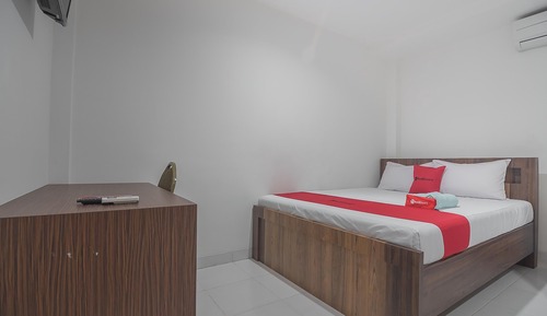 Double Room (RedDoorz)