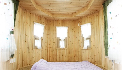 Room (A)