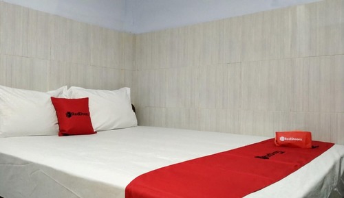 Double Room (RedDoorz)