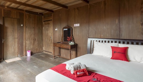 Deluxe Room (RedDoorz)