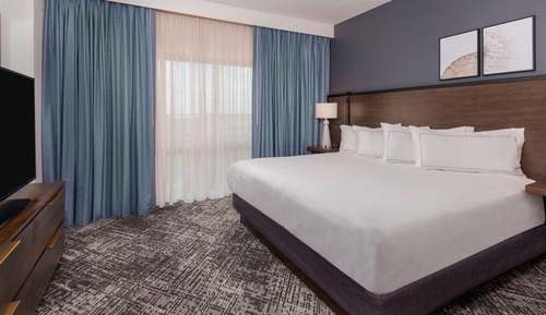 Suite, 1 King Bed (Boardroom, 2 Rooms)