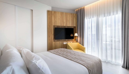 Double Room (Adapted)