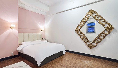 Classic Deluxe (2 Pax, Adults Only, No Kids, No Smoking, 1 Queen Bed)
