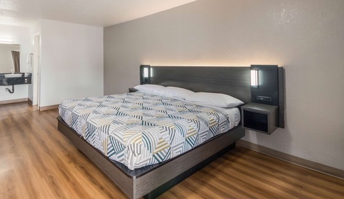 Standard Room, 1 King Bed, Smoking, Kitchenette