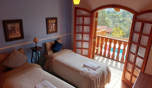 Quarto duplo, 2 camas de solteiro com banheiro externo ao quarto