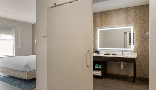 Suite, 1 King Bed, Accessible, Kitchenette