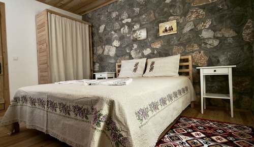 Deluxe Double Room, 1 Queen Bed, Mountain View, Garden Area