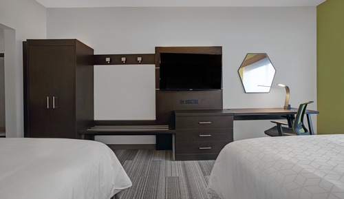 Suite, 2 Queen Beds, Roll-in Shower (Roll-In Shower)