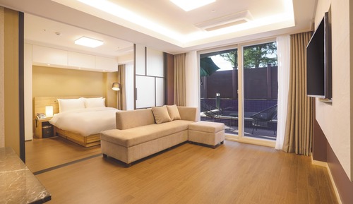 Family Suite (1 small pet allowed)