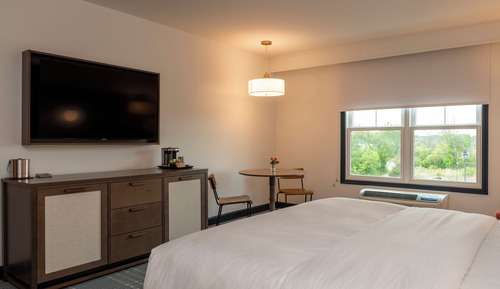 Room, 1 King Bed, Lake View (Hearing)