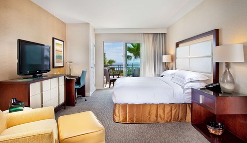 Suite, 1 King Bed, Accessible