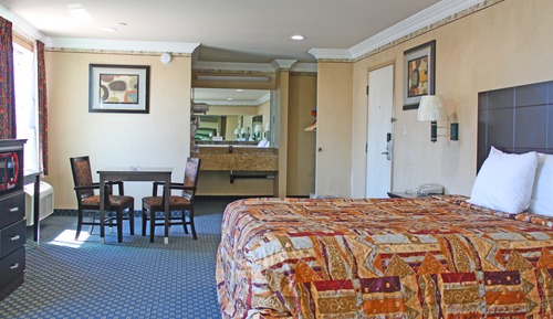 Room, 1 King Bed, Smoking