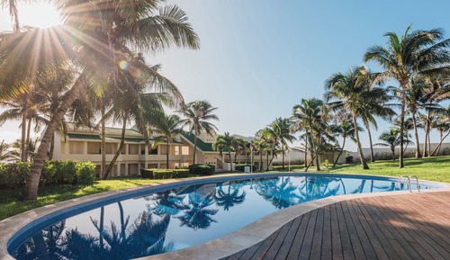 Villa, Poolside