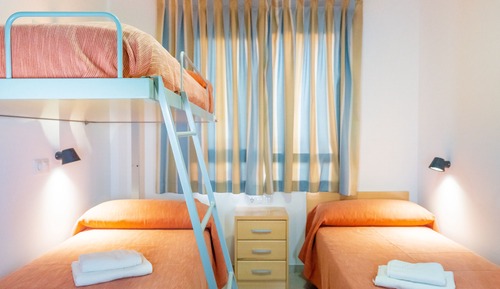 One Bed in a Dorm Room  with Shared Bathroom