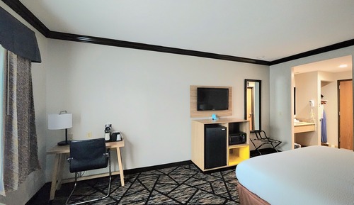Room, 1 King Bed, Accessible, Non Smoking (Mobility/Hearing, Bathtub w/Grab Bars)