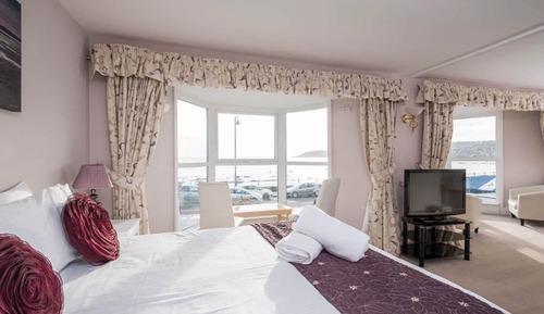 Honeymoon Suite, Sea View