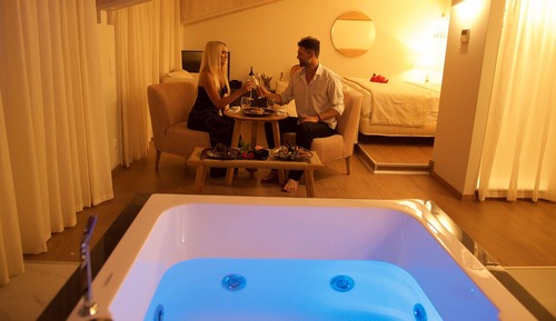 Executive Suite, Jetted Tub (Olympus)
