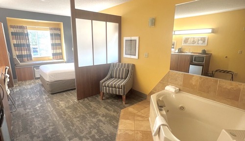 Deluxe Studio Suite, 1 Queen Bed, Non Smoking