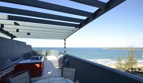 2 Bedroom Beachfront with Rooftop Hot Tub