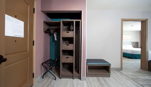 Suite, 1 King Bed, Accessible (Hearing)