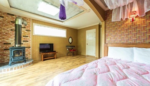 Room (Sopheia 1)