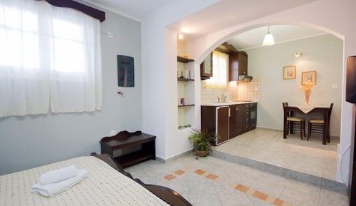 Studio, Garden View (Semi Ground Floor)