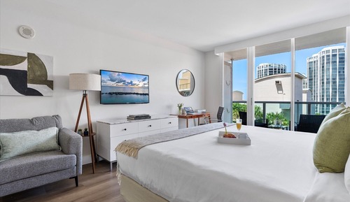 Deluxe Studio, 1 King Bed, Partial Ocean View0905.02